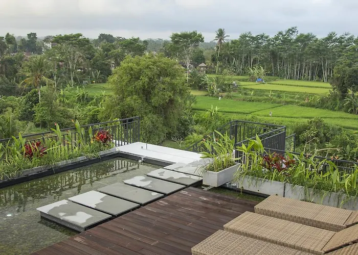 Hotel Puri Padma 3*